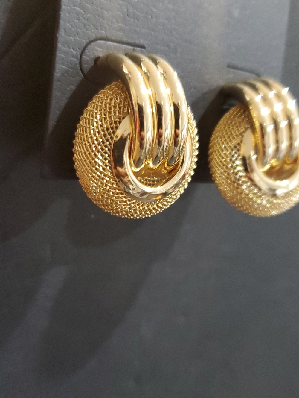 Steve Madden gold tone net mesh circle triple hoop stud back earrings brand new - Picture 2 of 8
